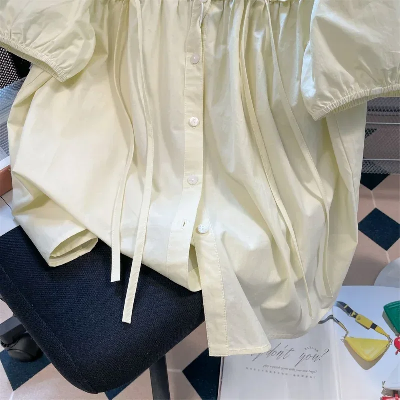 Милая плиссированная рубашка с круглым воротником и коротким рукавом свободная