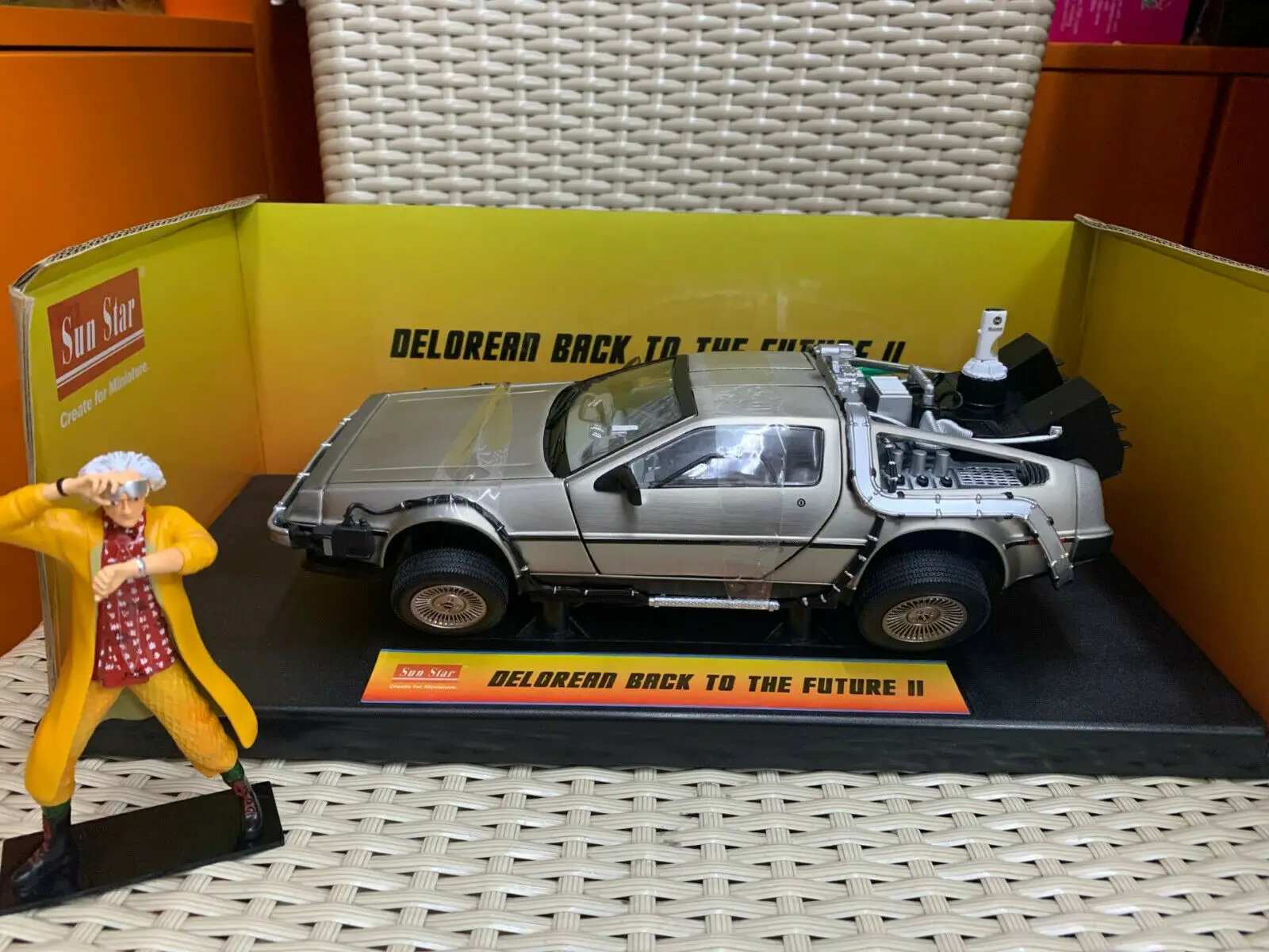 

Universal Sun Star Delorean Back To The Future II With Figure1/18 Scale DieCast Model Car #2710