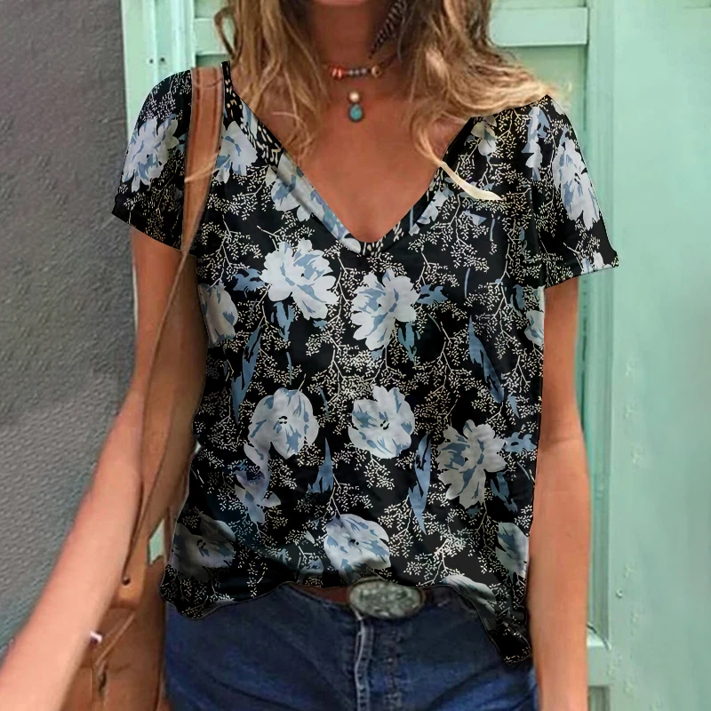

Женская футболка с V-образным вырезом и цветочным принтом