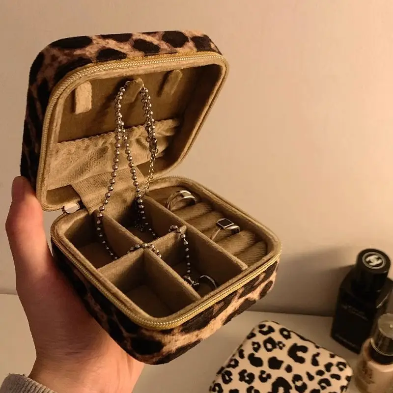 

Кожаная портативная шкатулка для украшений