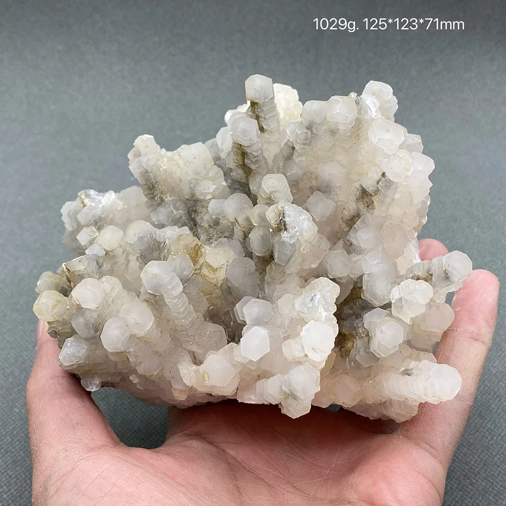 100% натуральный кальцит в форме башни (с флуоресценцией) черный образец