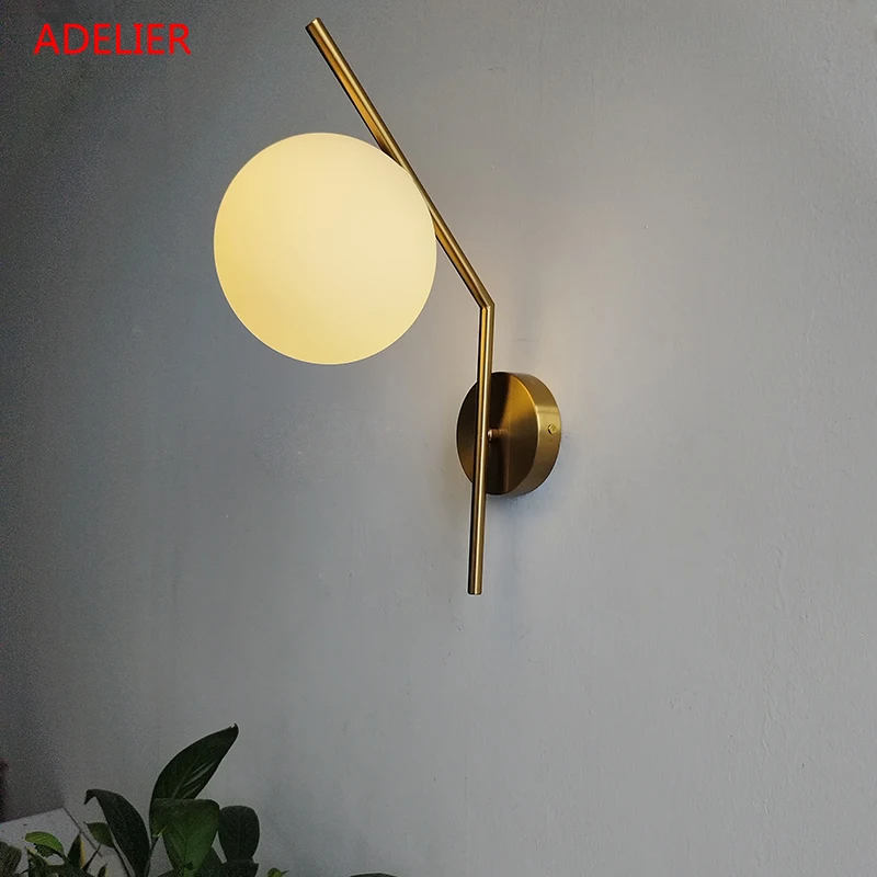 Настенная лампа со стеклянным шаром бра в современном стиле для гостиной