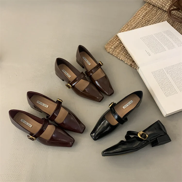 Туфли женские на плоской подошве с неглубоким носком и квадратным оксфорды