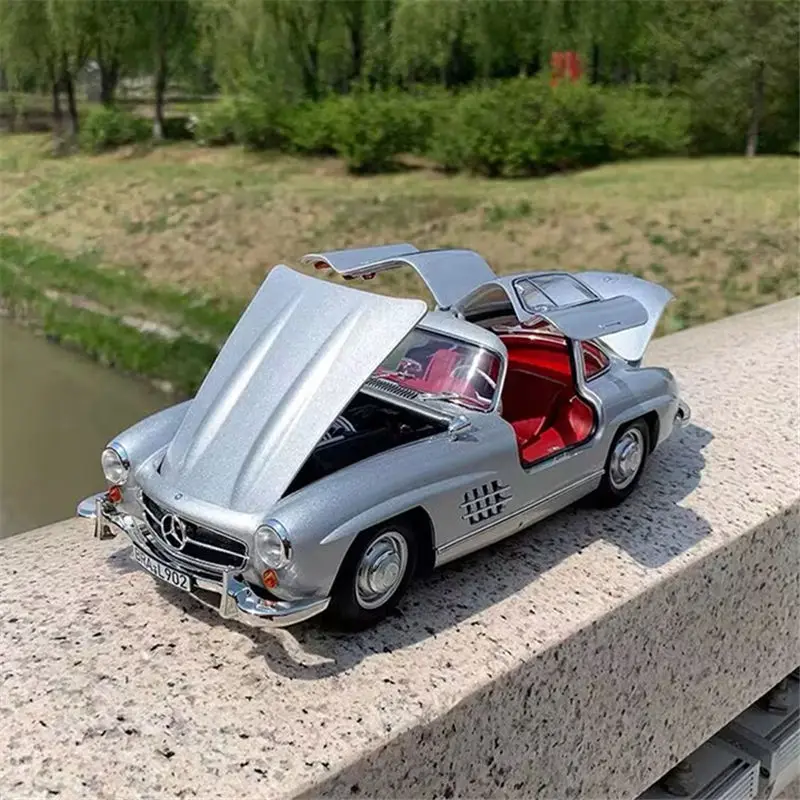 Модель автомобиля из сплава Benzs 300SL в масштабе 1:32