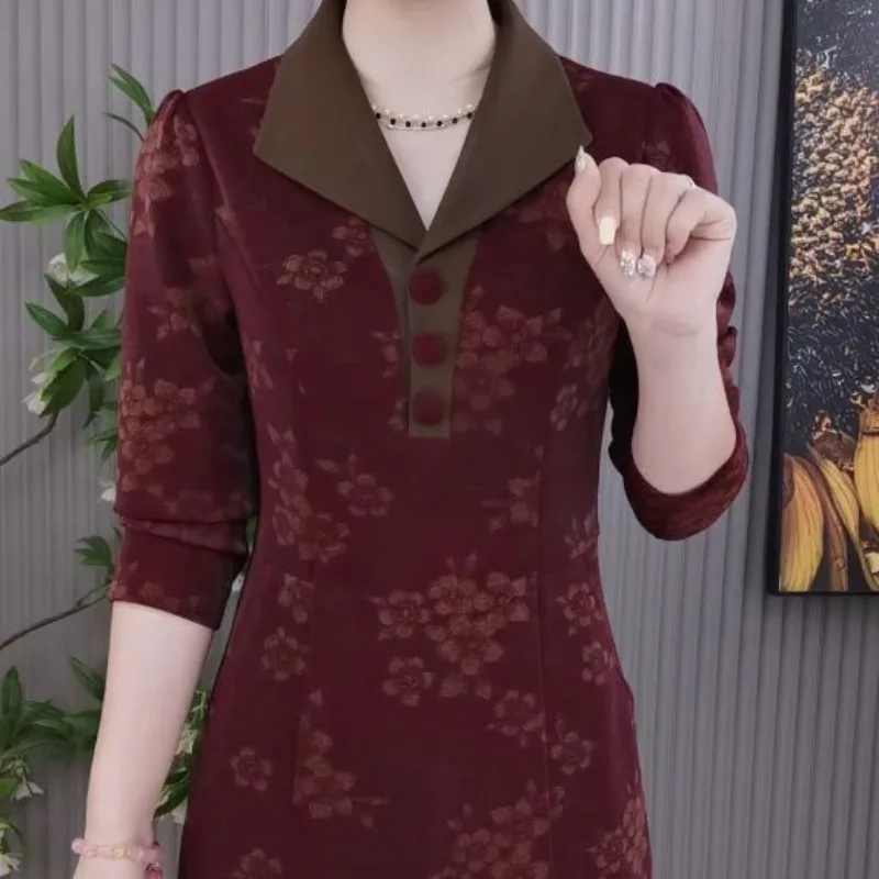 Женский пуловер с отложным воротником на пуговицах и карманами