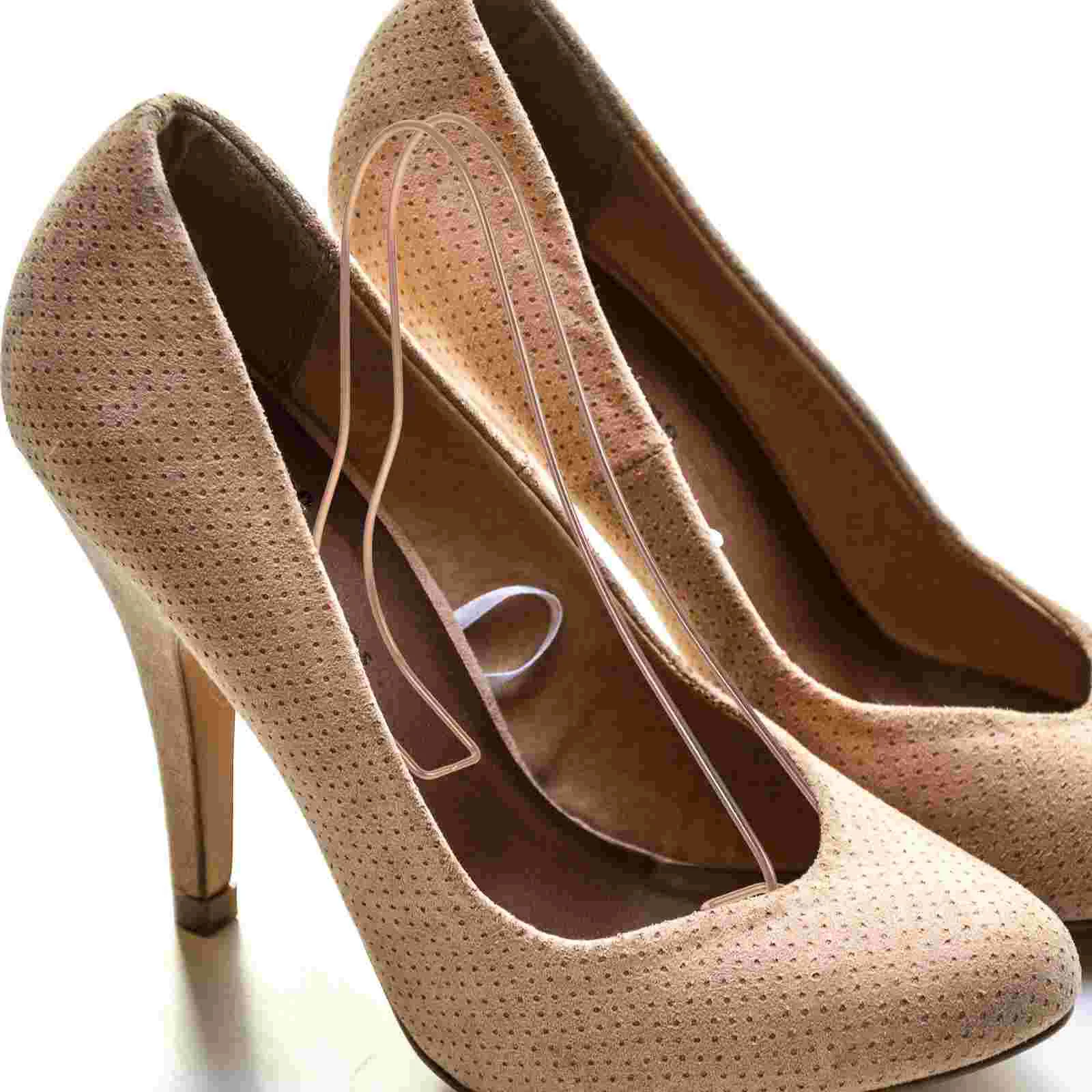 Носилки для обуви женщин. Женские сандалии. Полки демонстрации. Тип магазина.