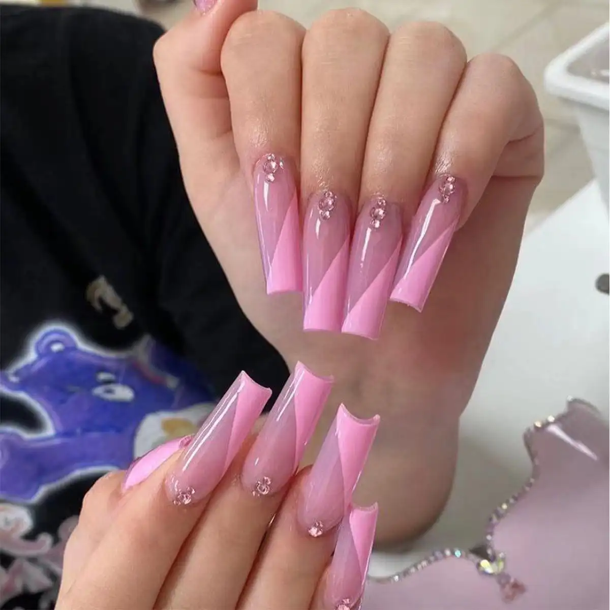 

Inclind Fuscia V Shape French Coffin Nail with Diamond Press on Nail