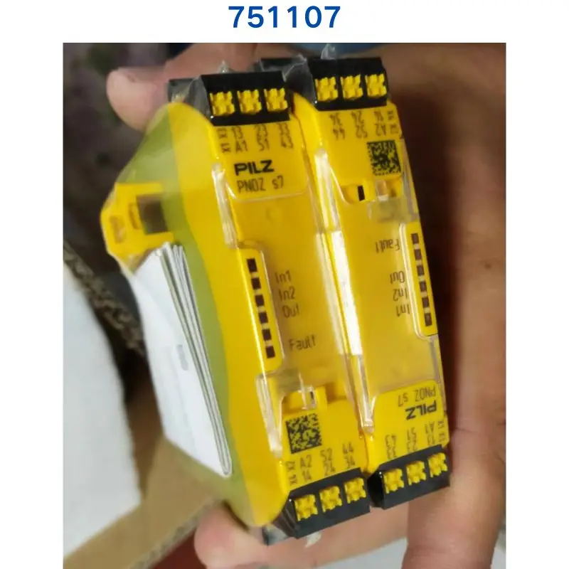 Совершенно новое реле PILZ PNOZ s7 C 24VDC 4n/o 1n/c 751107