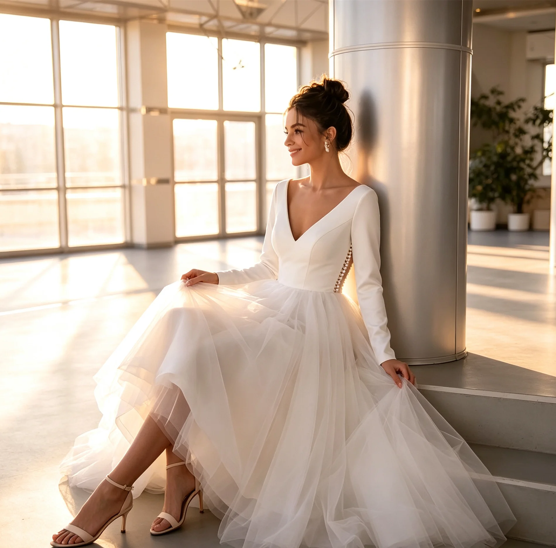Фото Свадебное платье миди с длинными рукавами, V-образным вырезом и открытой спиной из тюля, элегантное, для интимной церемонии или свадьбы на крыше, для невесты. №4