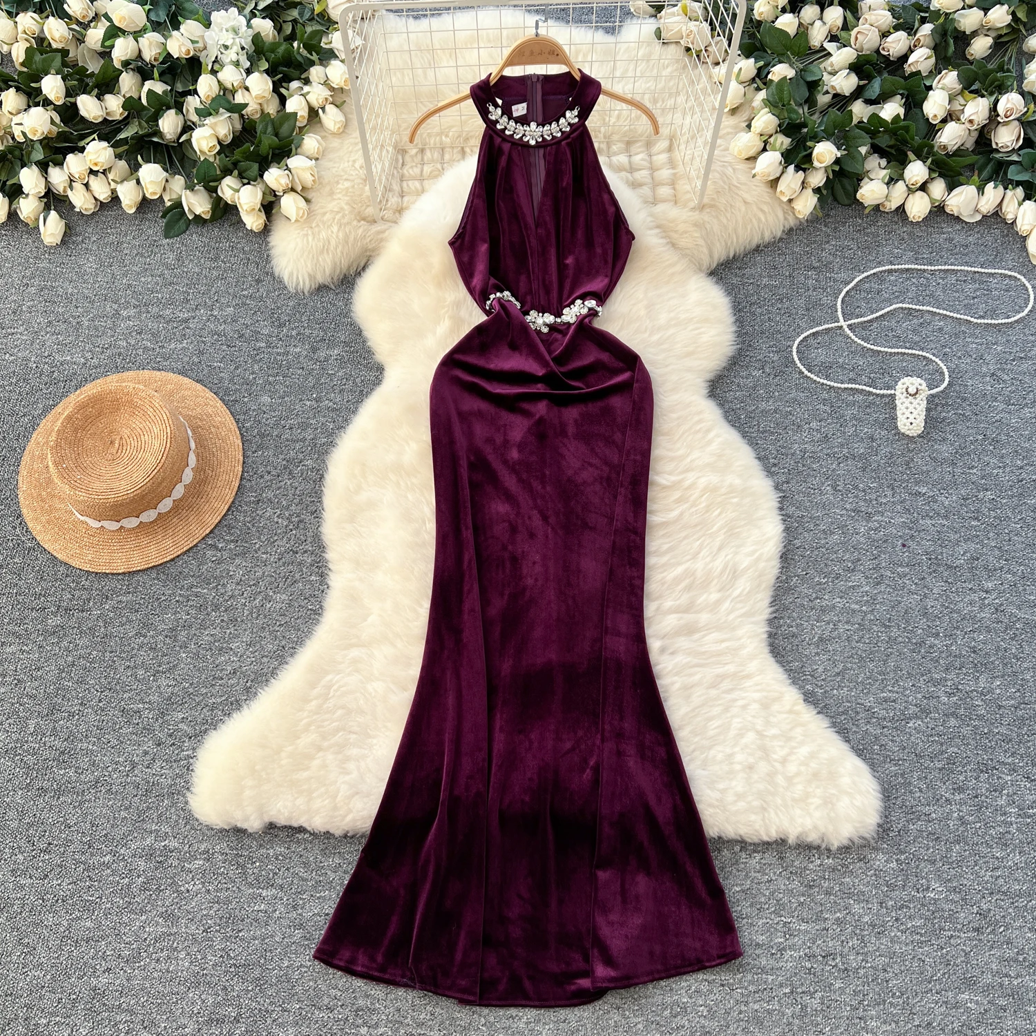 Женское платье без рукавов с лямкой на шее и стразами