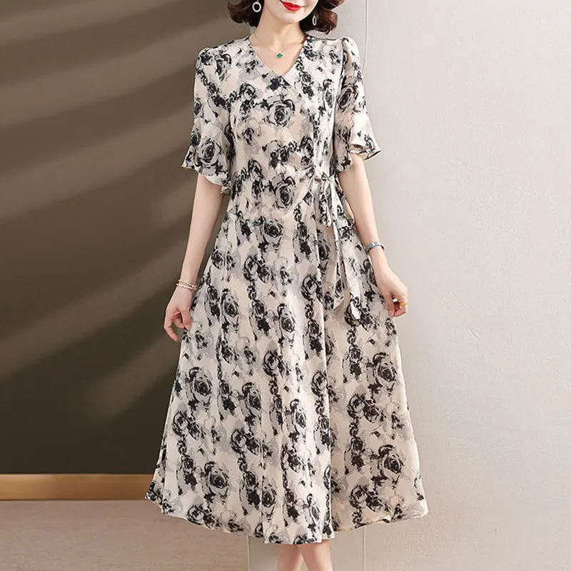 Элегантное женское платье с V-образным вырезом и принтом роз