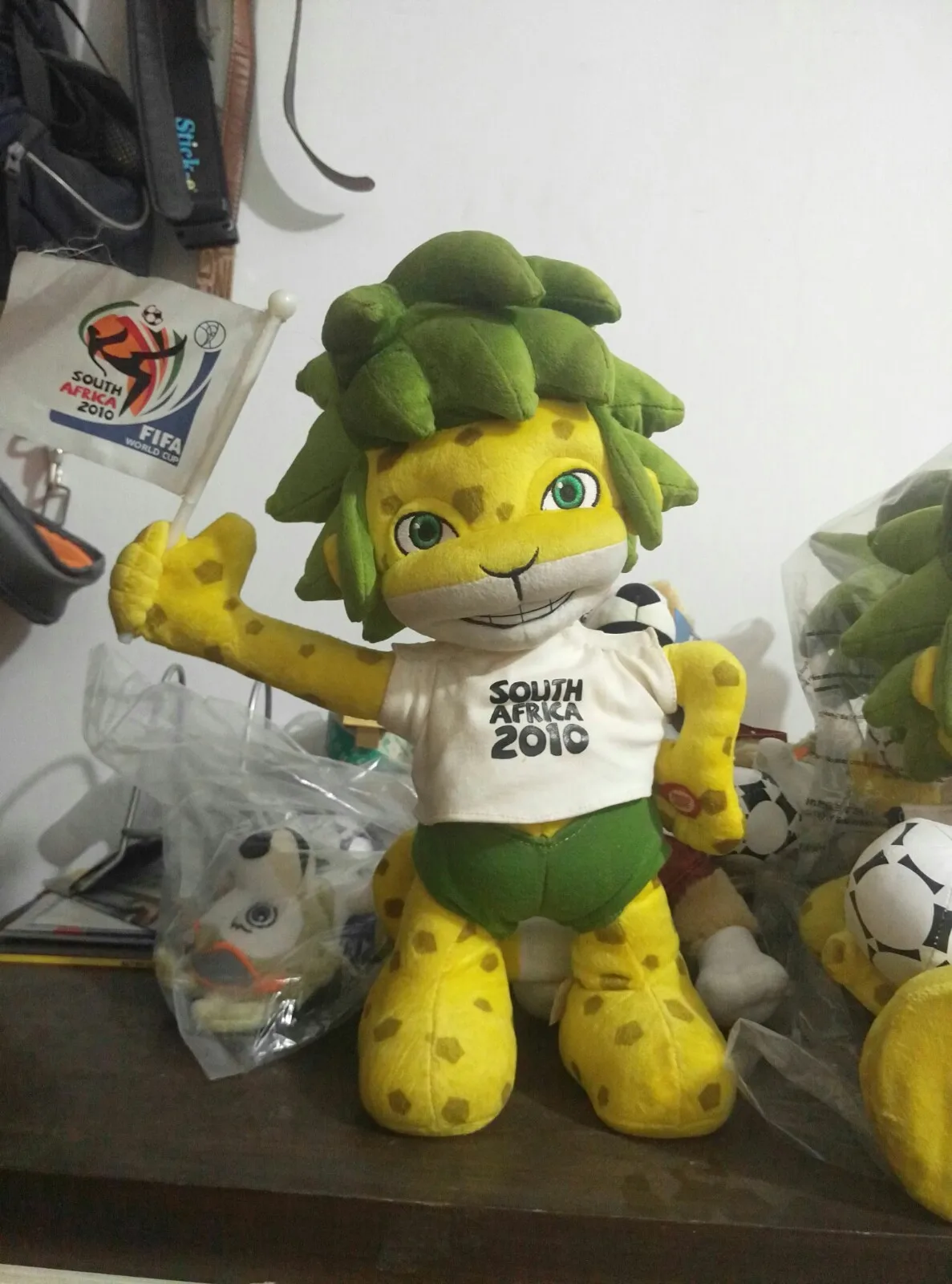 

Anti counterfeiting 2010 South Africa World Cup mascot electric Zakumi waving flag and stretching legs 45cm 35cm
