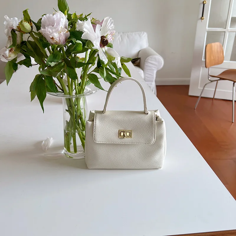 

Женская сумка на плечо из кожи, с цепочкой