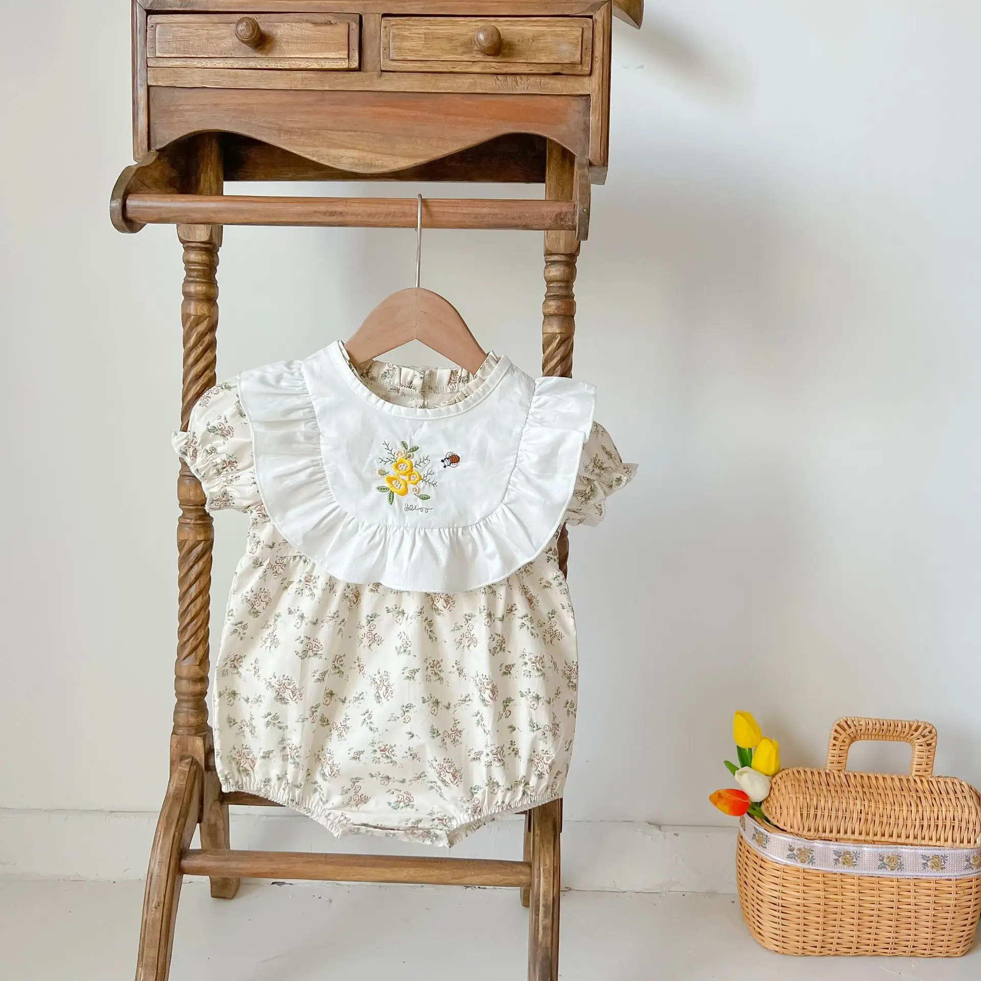 

Newborn Baby Girl Fashion Puff Sleeves Bodysuit Retro Floral Thin Elastic Waist Jumpsuit Girls Solid Embroidery Bibs
