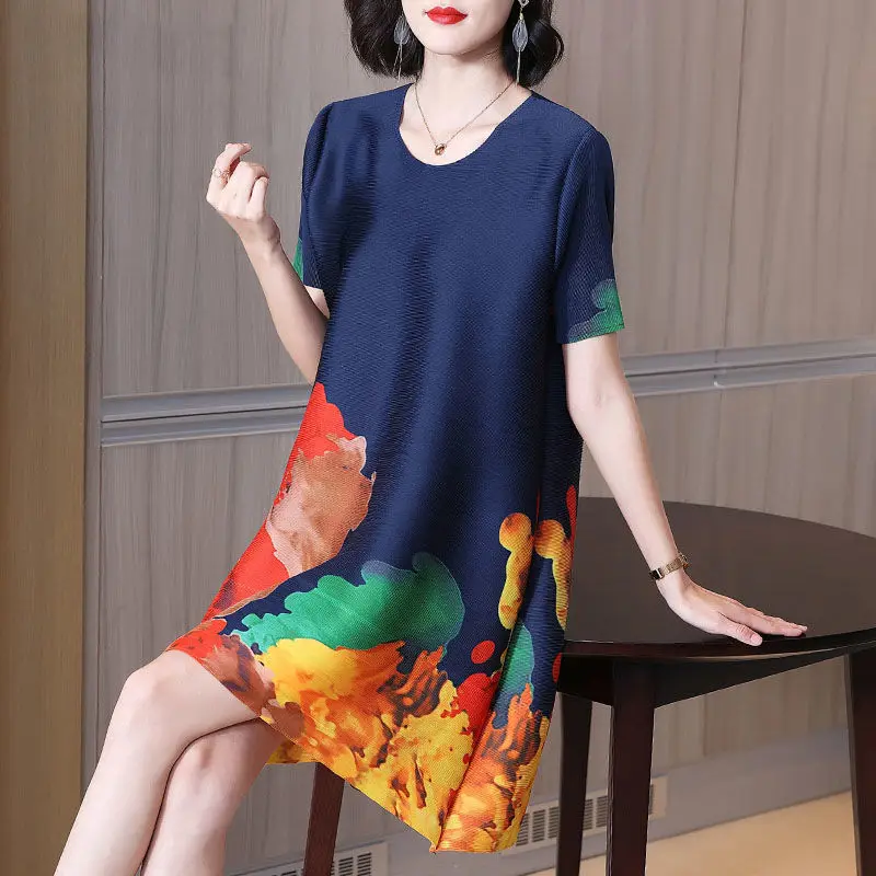 

Summer new fold printed loose short -sleeved round neck fashion temperament thin large size 2022 casual printed dress female