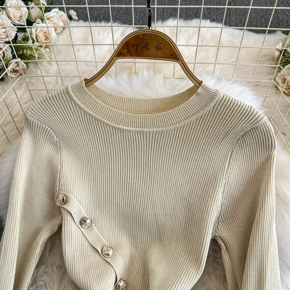 Женское однотонное платье с диагональными пуговицами