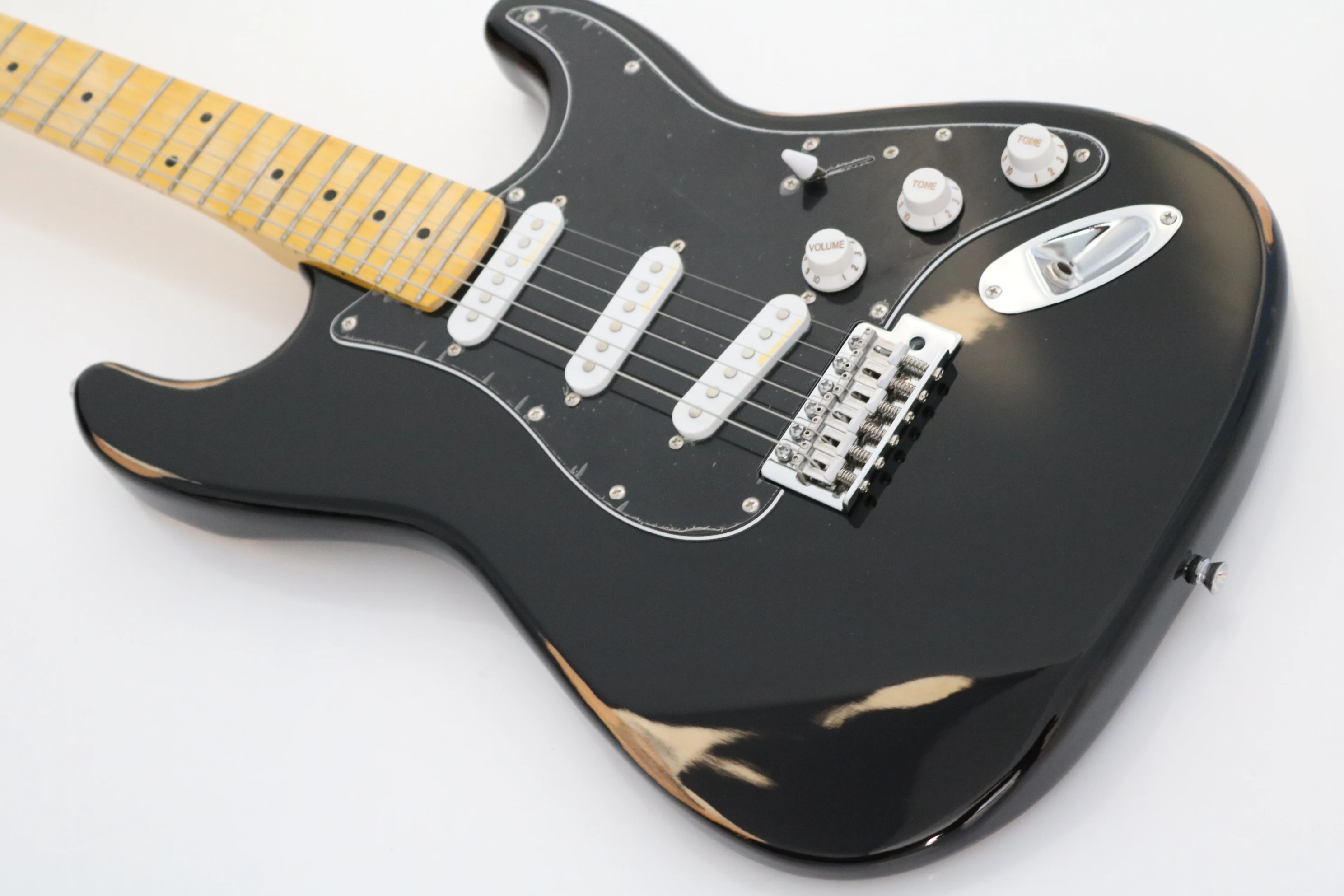 

Factory new products, Black Retro st electric guitar, maple fingerboard, SSS pickup, can be customized as required