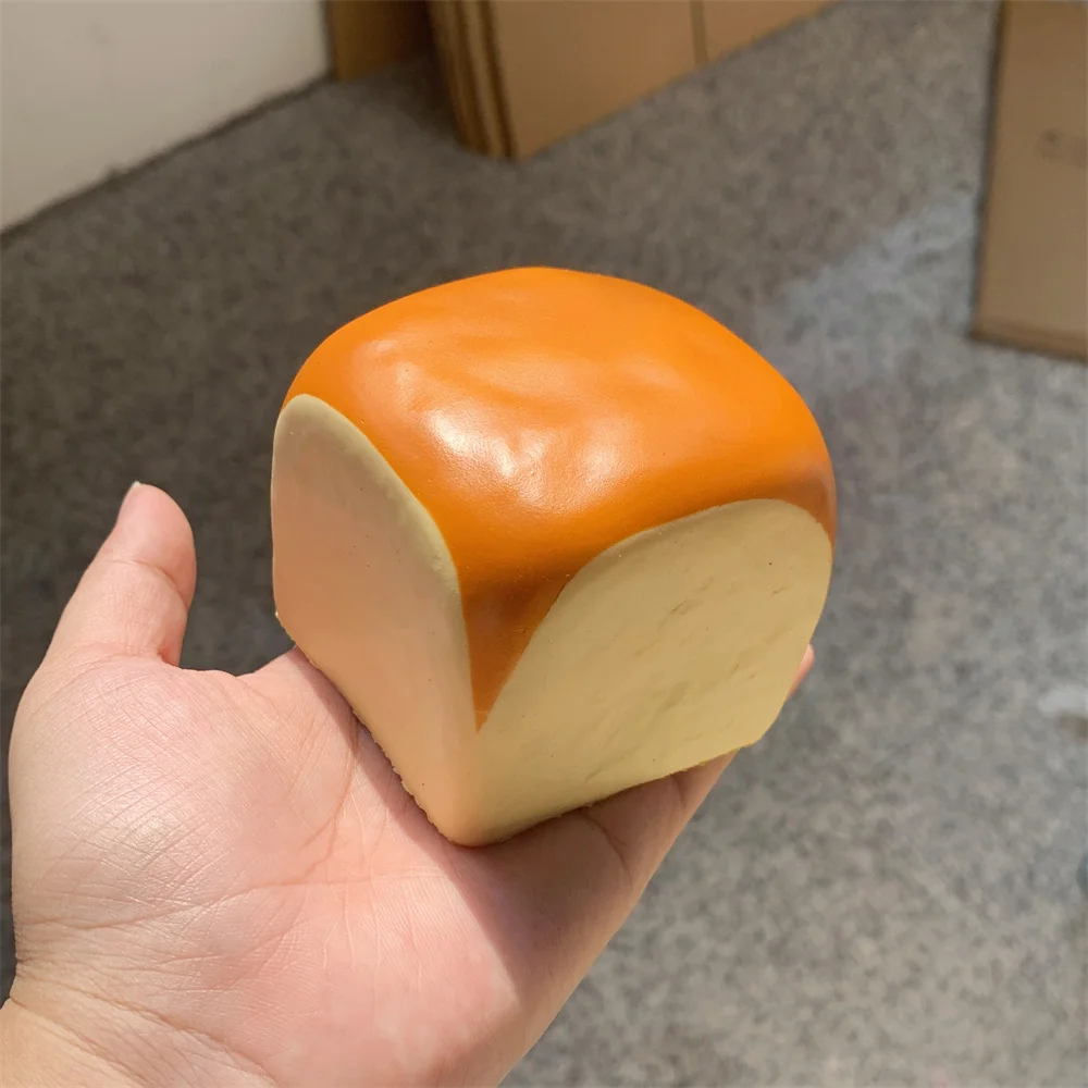 

Игрушечный хлеб из пластика