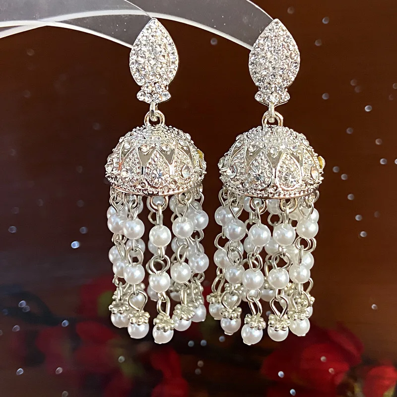 Серебряные инкрустированные искусственными жемчужинами серьги в этническом