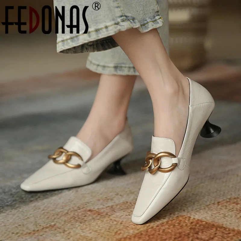 

Женские туфли-лодочки на высоких каблуках FEDONAS, Белые Повседневные туфли с металлической цепочкой, офисная обувь на весну 2021