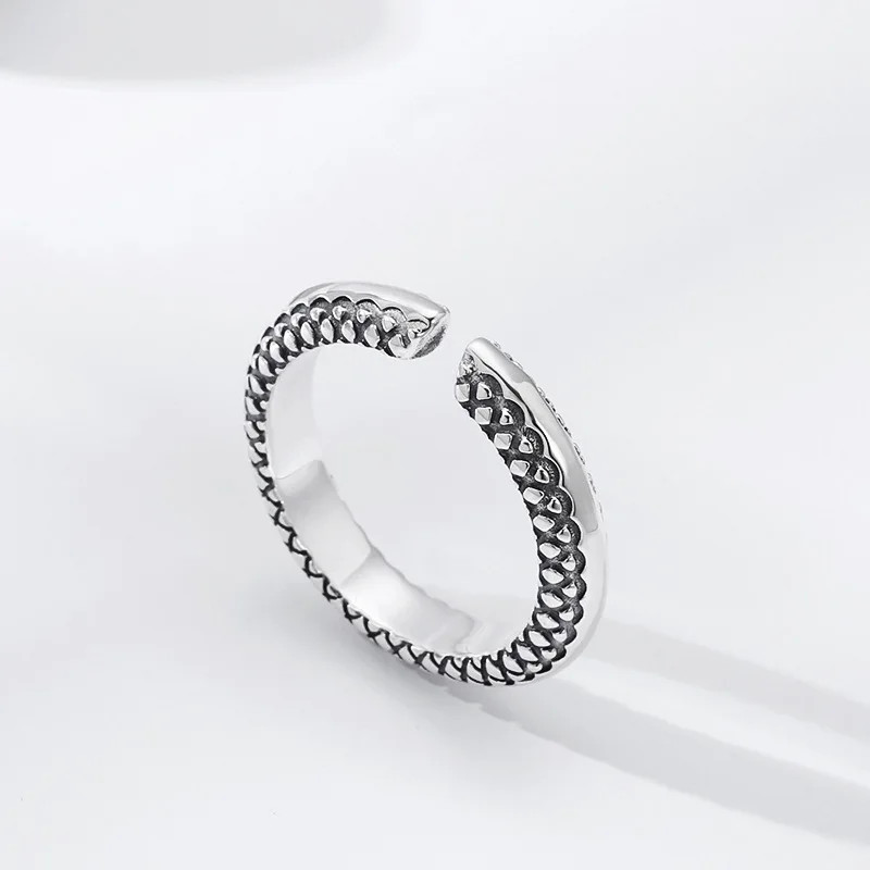 Женское и мужское кольцо в виде серебряного дракона