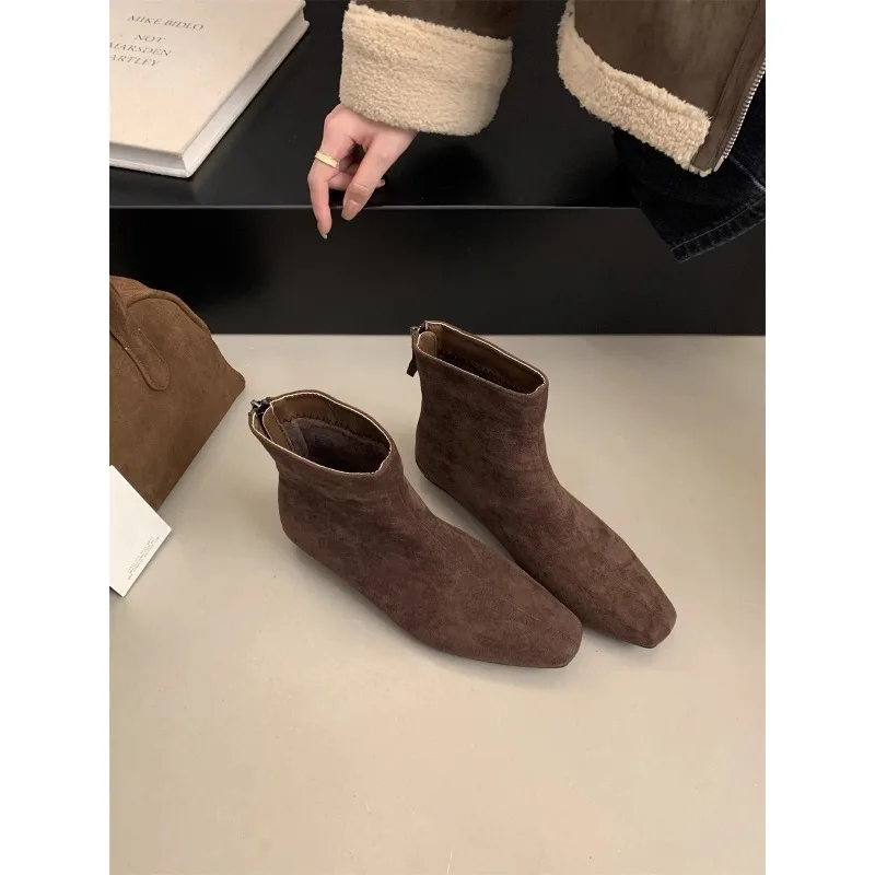 Женские замшевые кожаные осенние ботильоны на квадратном каблуке с острым