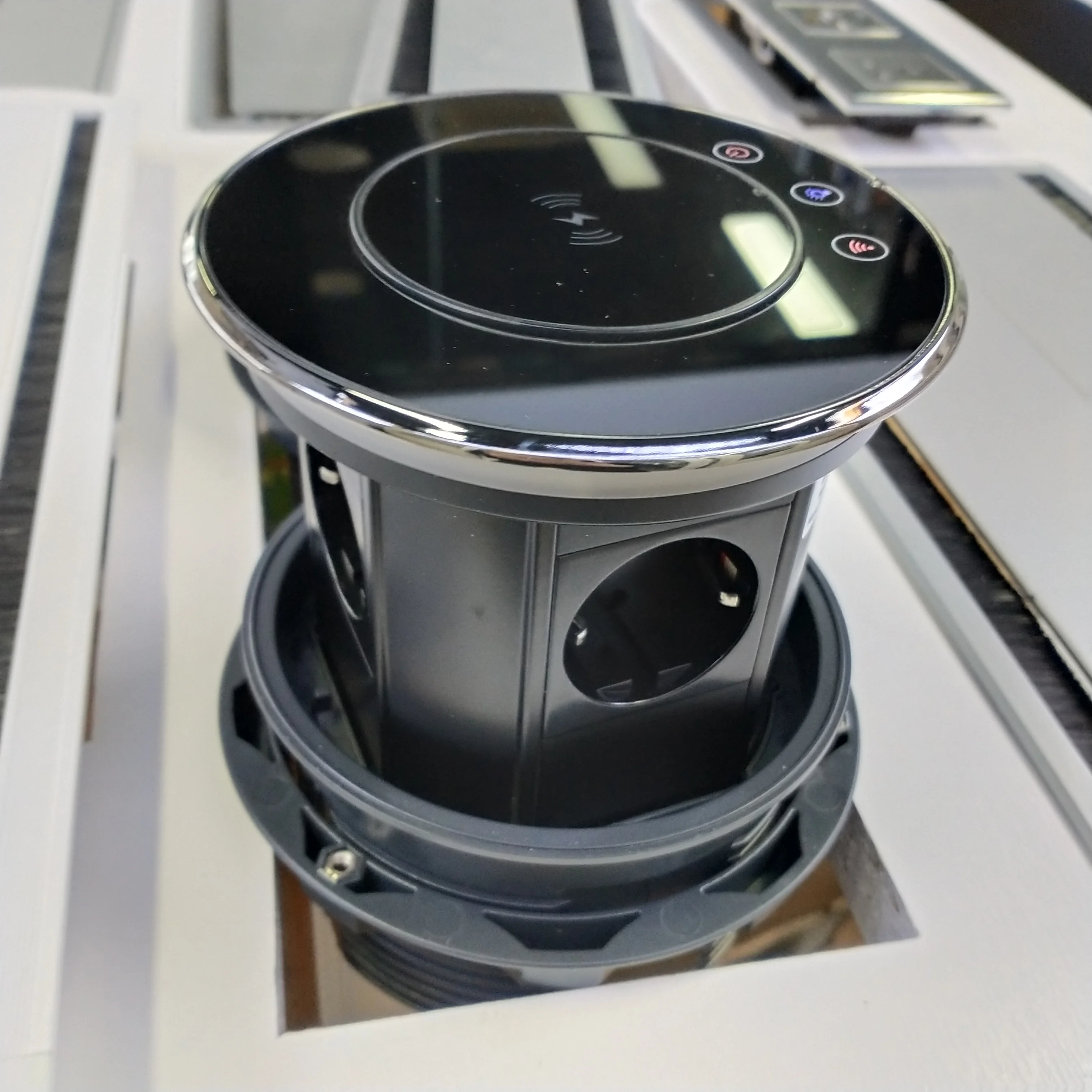 Водонепроницаемая интеллектуальная настольная розетка с электроприводом для