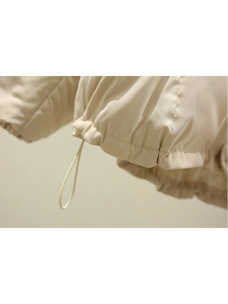 Женское короткое пуховое пальто с капюшоном из натурального меха енота