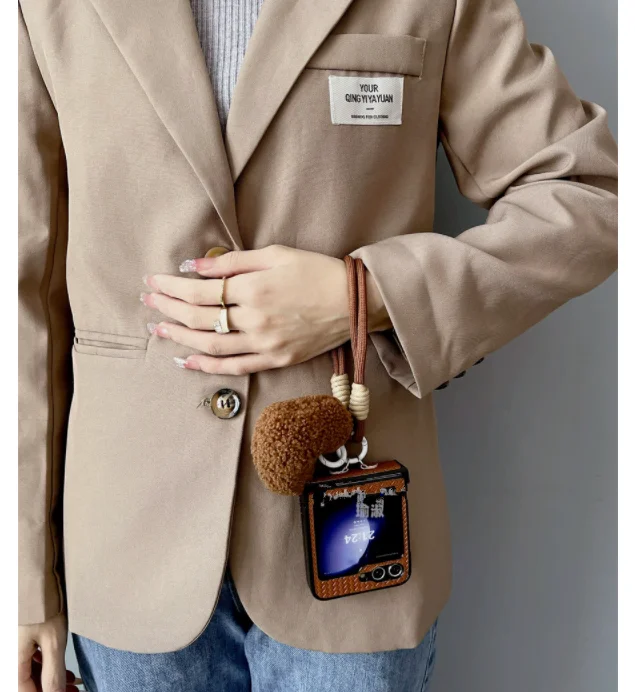 Коричневый плюшевый чехол с сердечками на длинном ремешке петлями для Samsung Galaxy Z