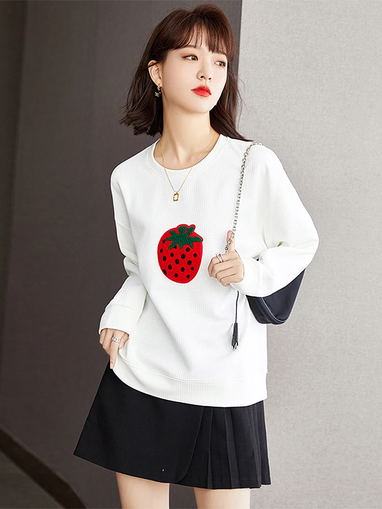 

Женская футболка с круглым вырезом, длинным рукавом и принтом клубники