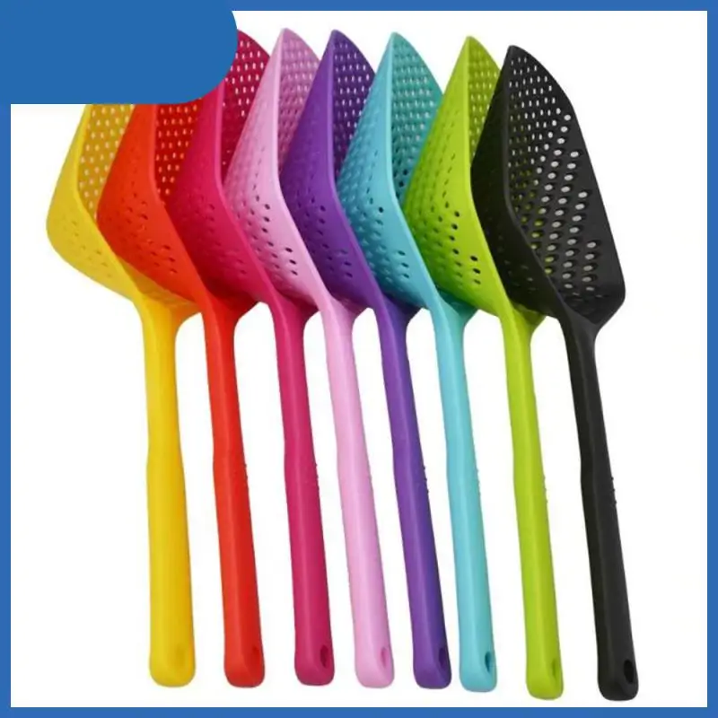 

1PC Veggies Water Scoop Kitchen Nylon Scoop Colander Portable Drain Strainer Colander Mulitfuntional Scoop Colander Random Color