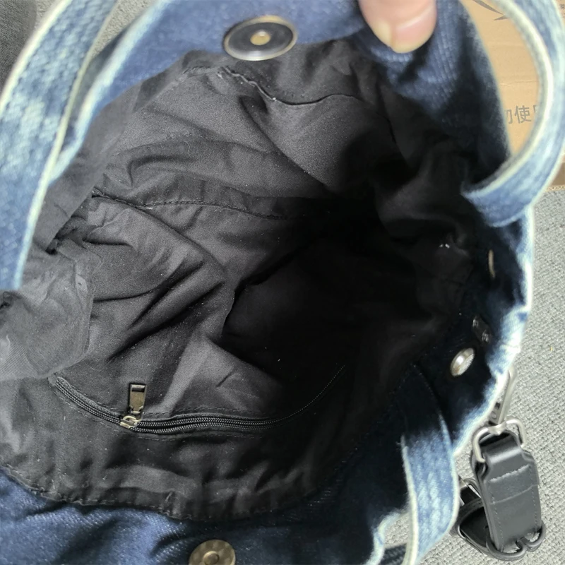 Женская джинсовая сумка через плечо из потертого денима