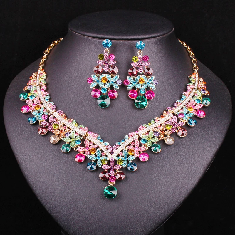 

Комплект из колье и серёг, с кристаллами