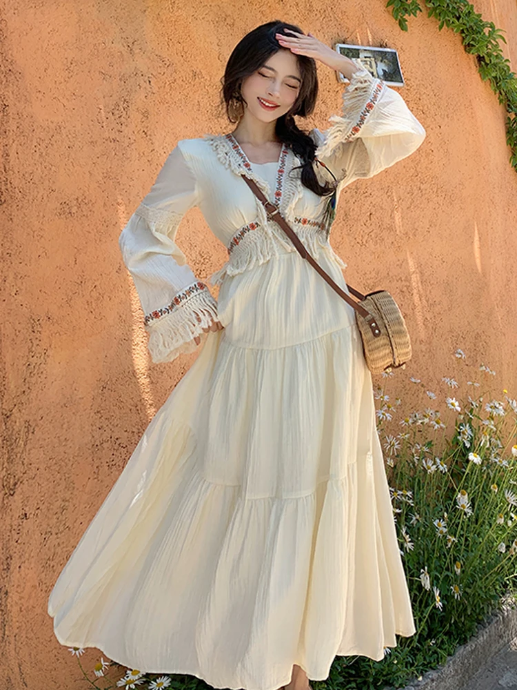 

Женское длинное платье с бахромой и V-образным вырезом