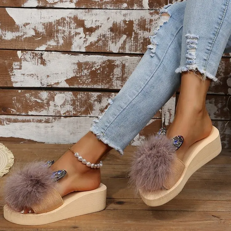 

Сандалии женские на танкетке с перьями, модная Уличная обувь на плоской подошве, пляжные шлепанцы, большие размеры