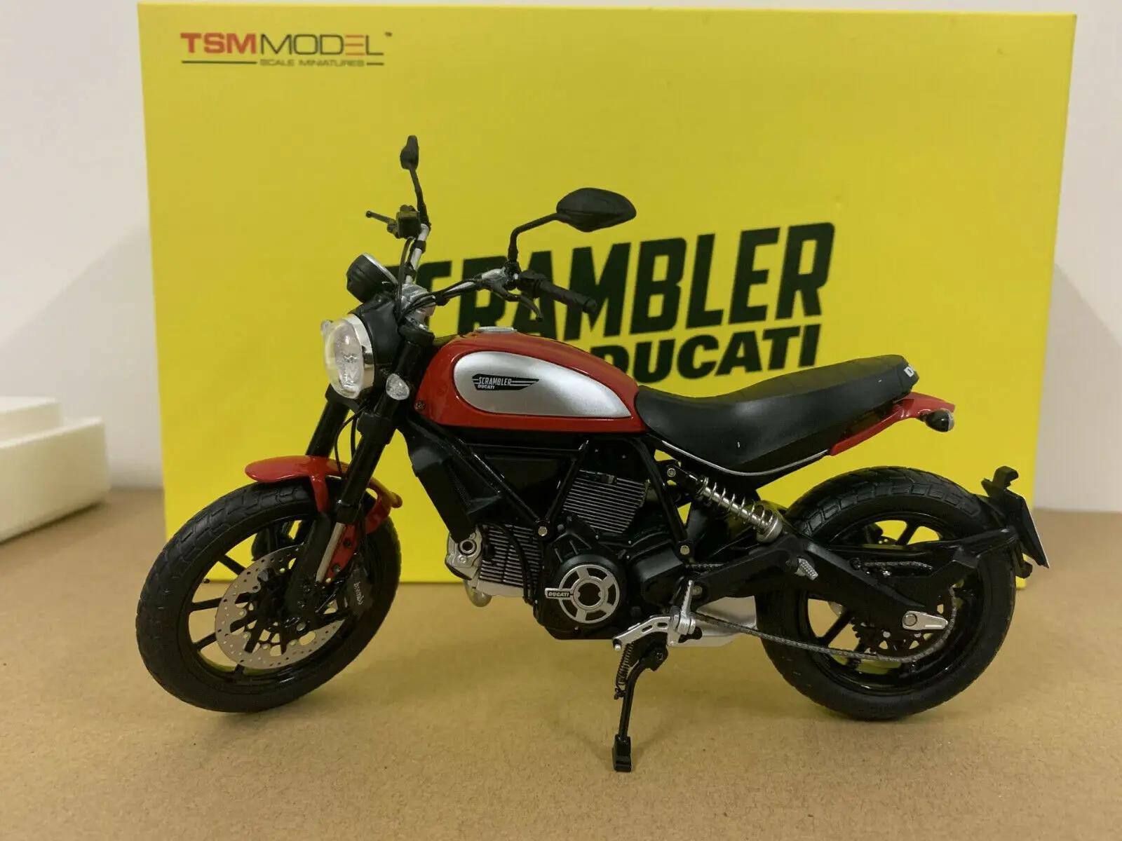 

Модель TSM в масштабе 1:12, литье под давлением 2015 Ducati скремблер, красный мотоцикл