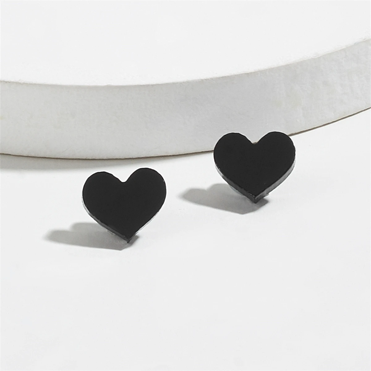 

Trendy Black Love Heart Earrings Double-sided Magnet Punch-free Earrings Small Cute Ear Jewelry No Piercing Oreja Pendiente Punk