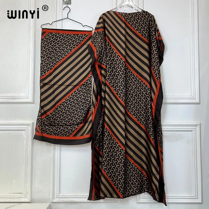 Платье-кафтан с круглым вырезом и коротким рукавом свободного покроя