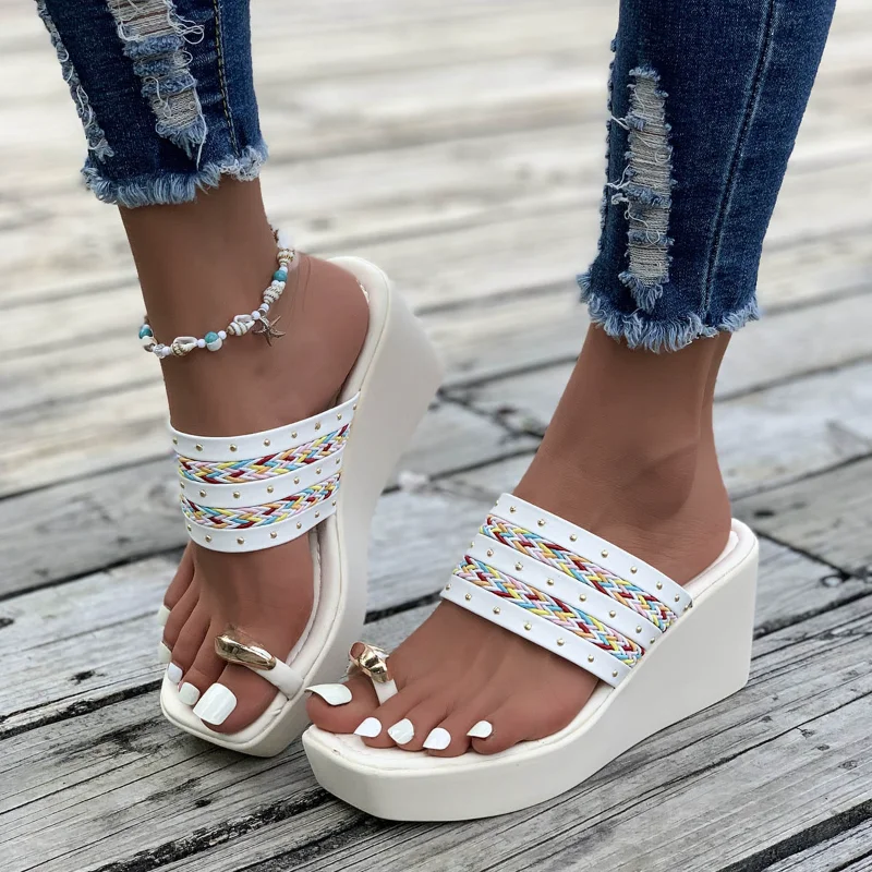 

Women Slippers Fashion Rivet Set of Toes Non-slip Thick Sole Beach Shoes Comfortable Slip-on Outdoor Walking Shoes Mujer Zapatos