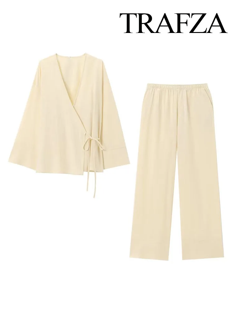 Женский комплект из блузки и брюк с V-образным вырезом