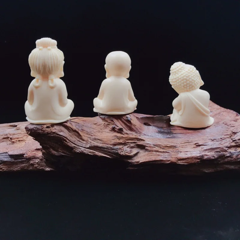 Резной орех цвета слоновой кости вращающийся три Святых Шакьямуни Дизань король