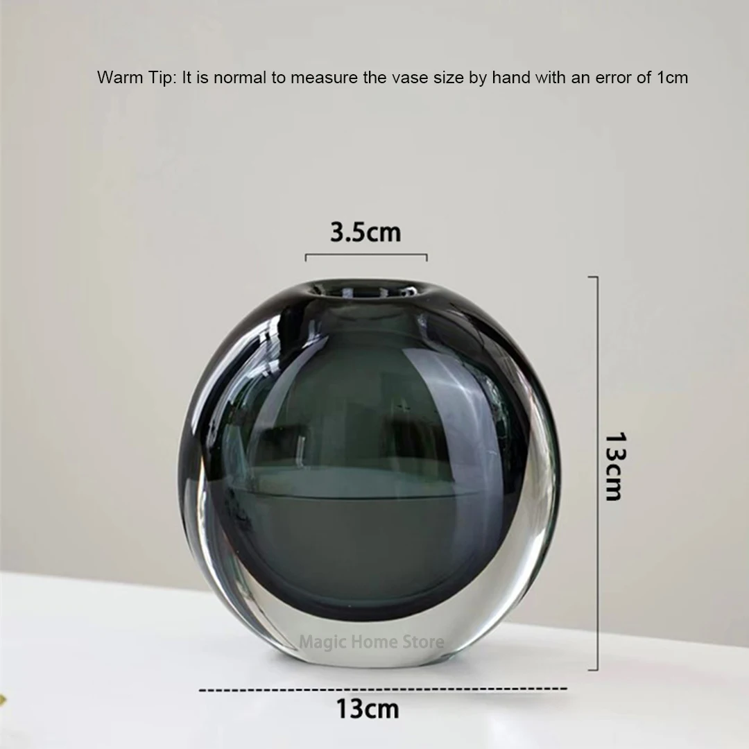 

Прозрачная стеклянная ваза