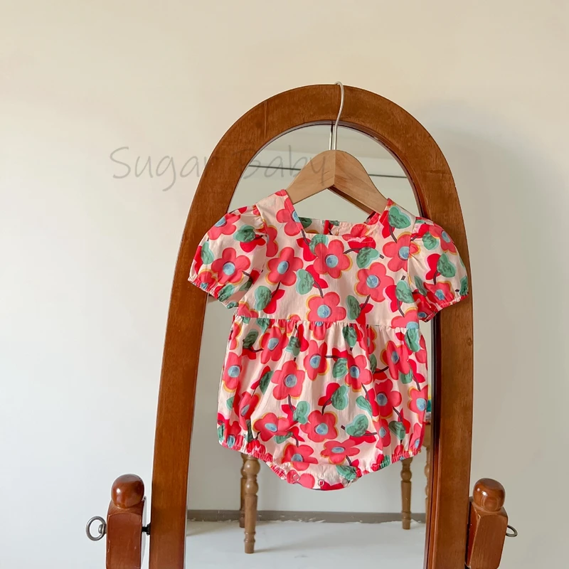 

Женский комбинезон с коротким рукавом, квадратным вырезом и цветочным принтом