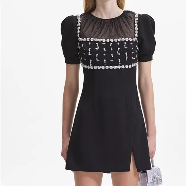 

Женское кружевное мини-платье с коротким рукавом и разрезом