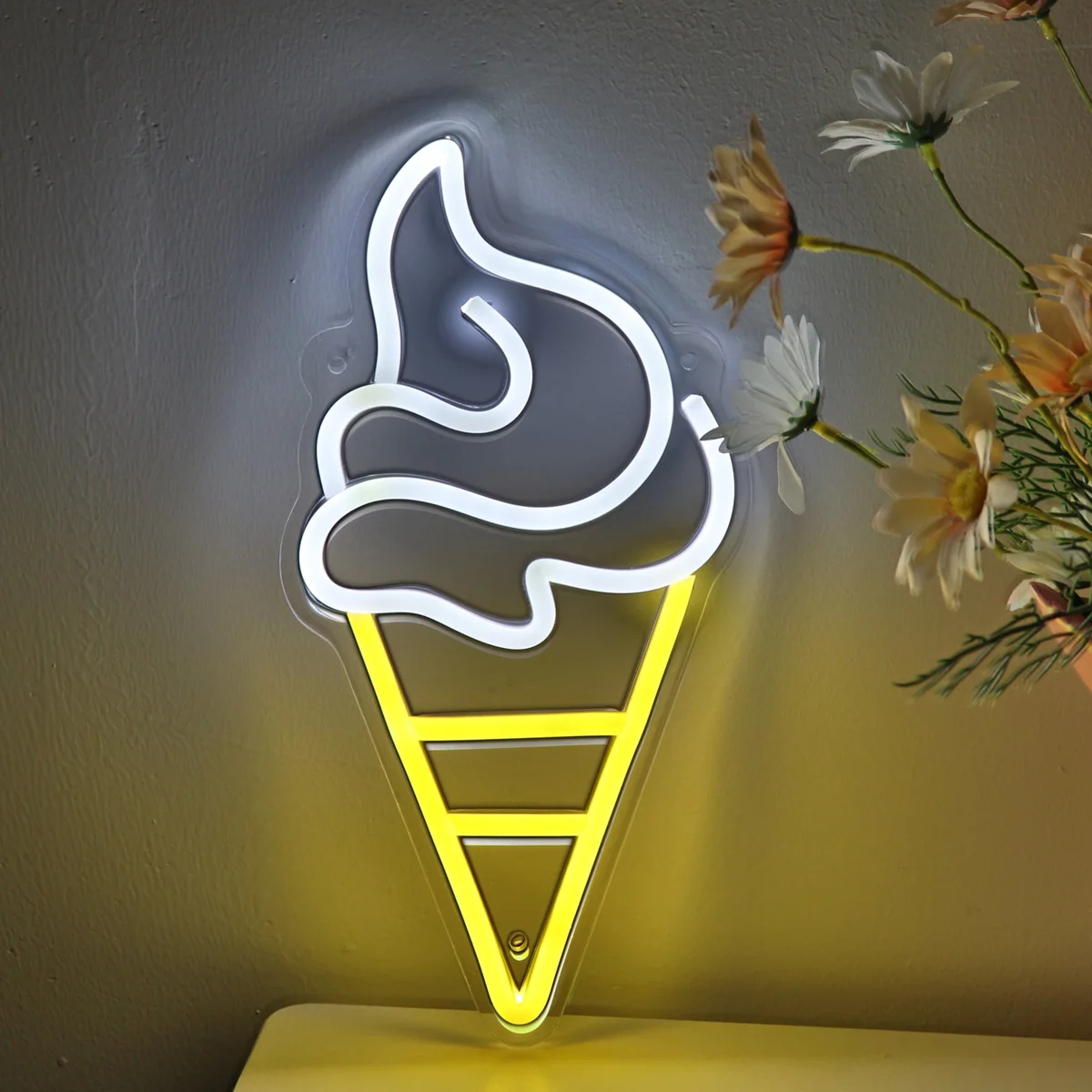 Рисунок 2 - настенная неоновая вывеска для мороженого