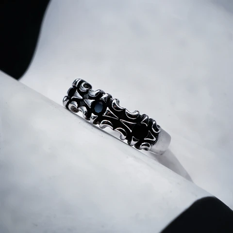 Открытое регулируемое кольцо LENNIK серебряное с черными звездами