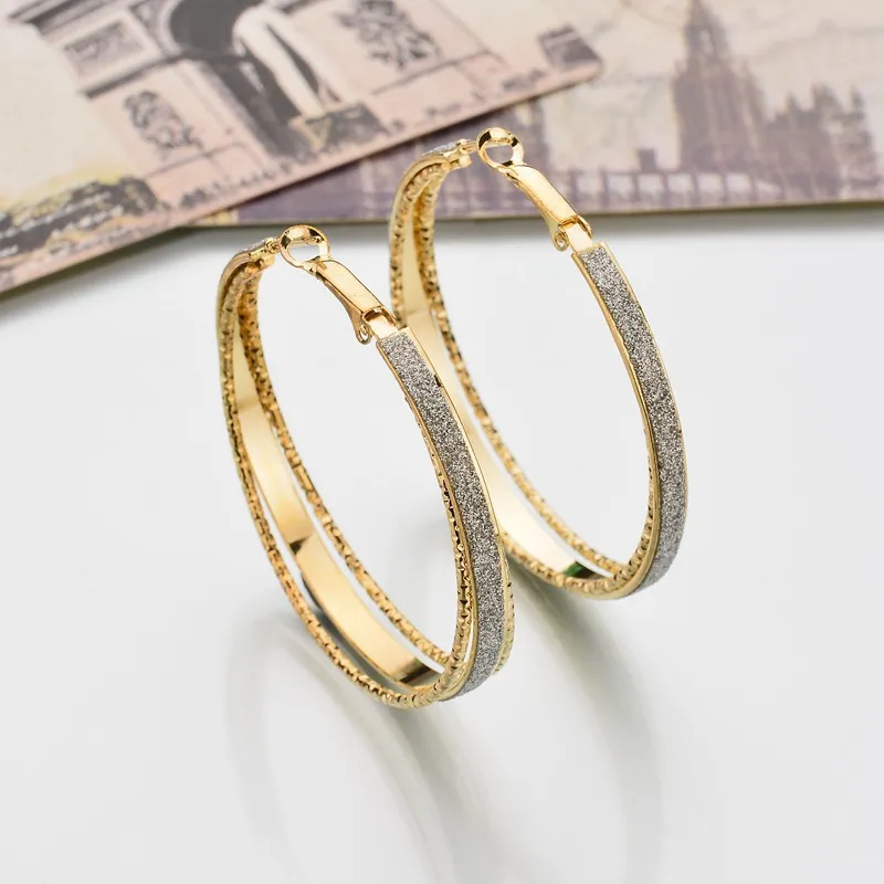 

Европейские и американские популярные ночные клубы в стиле рок, огромные матовые серьги-кольца, характерные трендовые женские серьги