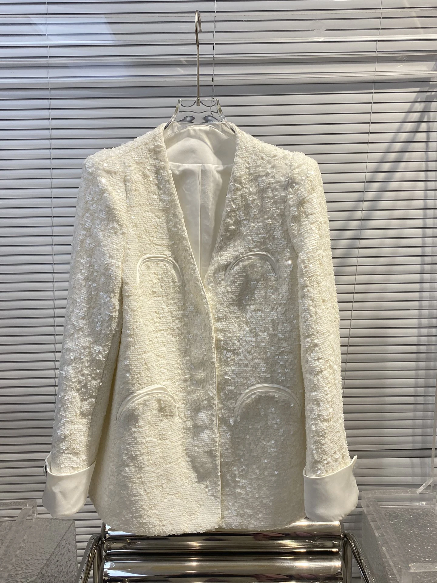 

Длинное пальто с V-образным вырезом, с бусинами