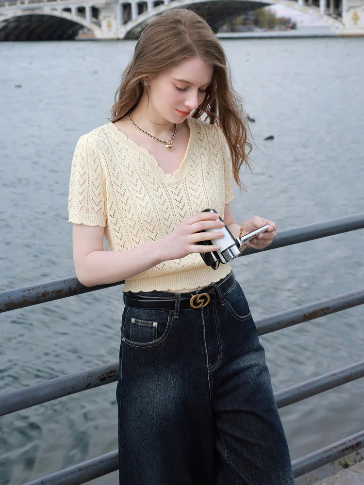 Трикотажная рубашка с коротким рукавом V-образным вырезом и пышными рукавами