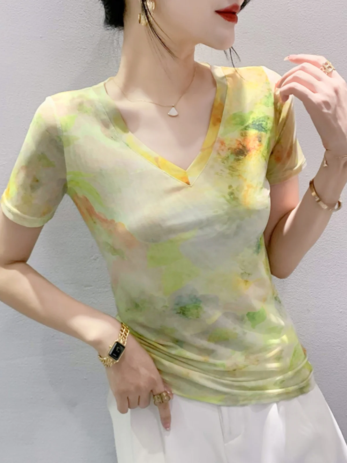 Женская футболка с коротким рукавом V-образным вырезом и принтом